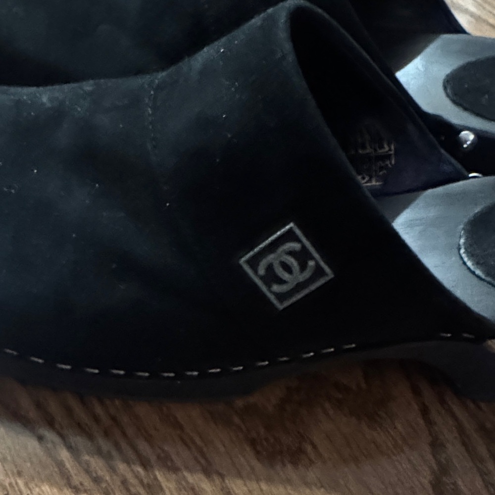 CHANEL AUTHENTIC  Mules in Black and White